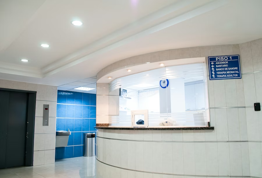 Quartos hospitalares em corredor