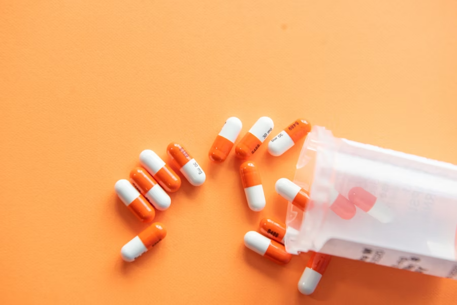Prateleiras de medicamentos em farmácia